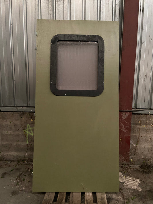 Lot de portes en bois massif et contreplaqué pin.
