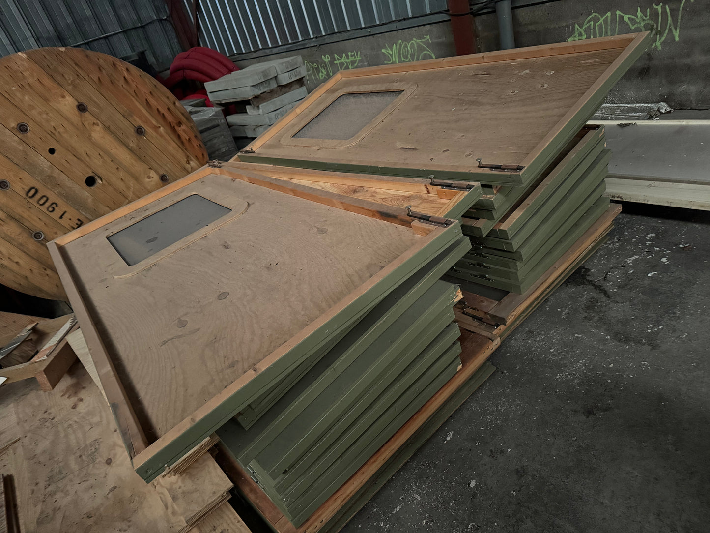 Lot de portes en bois massif et contreplaqué pin.