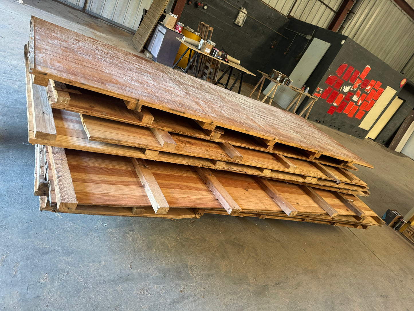 Plancher en pin avec chevrons