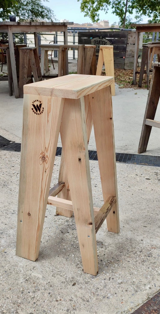 Tabourets hauts en bois de réemploi