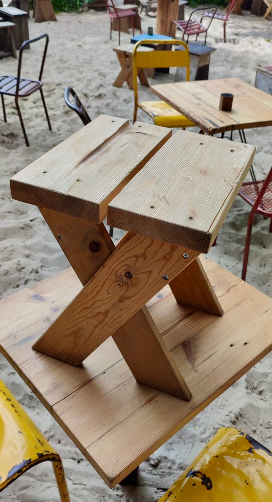 Petit tabouret  en bois récupéré