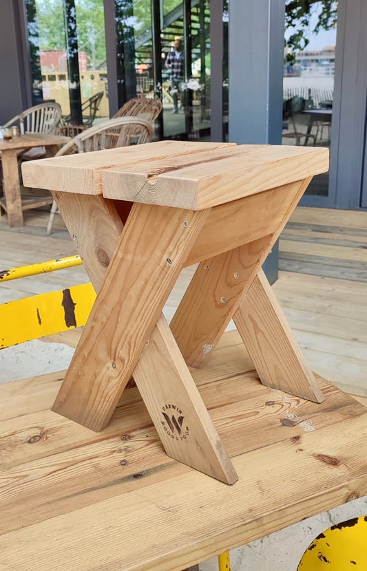 Petit tabouret  en bois récupéré